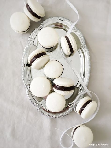 Macarons, French Macarons, Vanilla Bean Macarons, Black and White Macarons, Vanilla Chocolate Macarons, Macaron Tips, Black and White Cookies Black And White Desserts Ideas, Cookies And Cream Macarons, Black And White Macarons, Macaron Tips, Macarons Vanilla, White Macarons, French Macarons Recipe, Vanilla Macarons, White Cookies