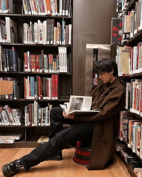 Guy With Books Aesthetic, Men Who Read, Men Reading Aesthetic, Guys Reading Books Aesthetic, Writer Aesthetic Boy, Guy Reading Book Aesthetic, Guy Reading, Guy Reading A Book, Man Reading Book Aesthetic