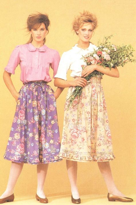 We just can't get enough florals! Vintage Laura Ashley #laurashley60 1990s Laura Ashley, 80s Laura Ashley, 1980s Laura Ashley, Laura Ashley Aesthetic, 80s Dresses Vintage, Vintage Dresses 80s, Laura Ashley 1980s, Laura Ashley 80s, Laura Ashley Patterns