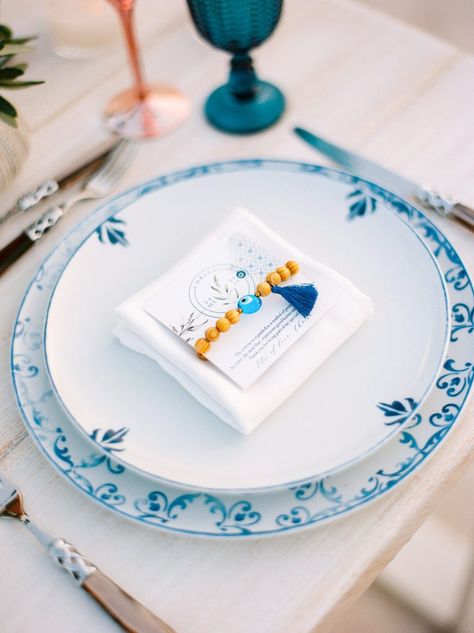 Lux table in tones of blue and copper, elegant plates with subtle blue Chinese imitations, white flowers + olive leaves (totally greek inspired!). Perfect inspiration for a wedding in Greece, weddings in Greek islands, or any wedding destination || Photo by Jacobo Pachón. Greece Table Decor, Greek Blue Wedding, Greece Weddings, Wedding Plate Setting, 21 Diner, Wedding In Greece, Elegant Plates, Greek Blue, Olive Leaves