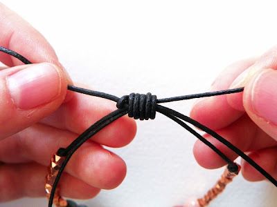 Very simple adjustable sliding knot for bracelets or necklaces.   . . . .   ღTrish W ~ http://www.pinterest.com/trishw/  . . . .   #handmade #jewelry #knotting Sliding Knot Bracelet, Adjustable Sliding Knot, Lucet, Pulseras Diy, Jewelry Knots, Bracelet Knots, Knot Bracelet, Jewelry Techniques, A Bracelet