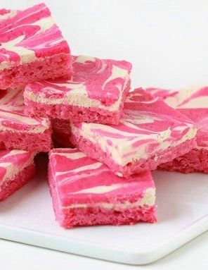 Pink Velvet Cheesecake Swirl Brownies. These colorful pink brownies are definitely not boring. Perfect for any celebration that requires a pop of color! Pink Velvet Cheesecake, Pink Brownies, Cheesecake Swirl Brownies, Pink Treats, Velvet Cheesecake, Swirl Brownies, Pink Desserts, Dessert Simple, Pink Foods