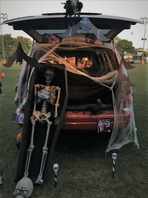 Haunted House Trunk Or Treat, Trunker Treat Ideas, Trunk Or Treat Ideas, Great Pumpkin Charlie Brown, Brick Backdrops, Black Construction Paper, Spooktacular Halloween, Vintage Halloween Decorations, Treat Ideas