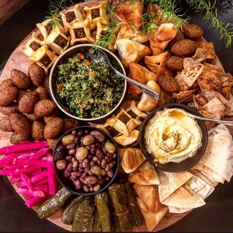 À la table | Hanna on Instagram: “The giant #lebanese platter. Check today’s instastories to see how you could create this at home.  On the platter: #tabouleh…” Lebanese Platter Ideas, Lebanese Feast Table, Lebanese Dinner Table, Lebanese Table Setting, Armenian Appetizers, Lebanese Platter, Levantine Recipes, Birthday Feast, Shish Taouk