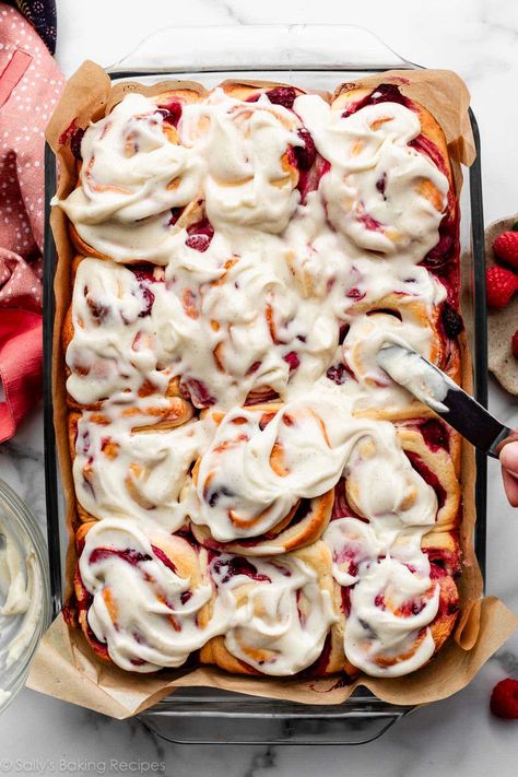 Raspberry Cream Cheese Rolls, Raspberry Cinnamon Rolls Homemade, Blackberry Sweet Rolls, Blackberry Cinnamon Rolls, Raspberry Rolls Recipe, Raspberry Pastry Recipes, Berry Rolls, Deli Rolls, Berry Sweet Rolls