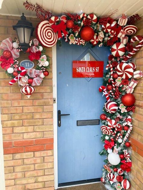 Candy Cane Door Garland, Candyland Christmas Garland, Ginger Bread Decorations Ideas, Candy Cane Garland Christmas Decor, Candy Garland Christmas, Gingerbread Christmas Garland, Candy Cane Door Decoration, Candy Cane Christmas Decorations Diy, Ginger Bread Christmas Decorations