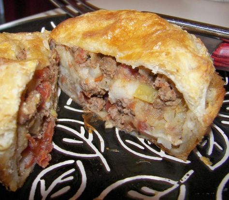 English Beef Pie Recipe from The Bakers Dozen.www.thebakersdozen.org/recipes/english-beef-pie.html#.UhUWfpKbOwY Pie Savoury, French Quiche, Picnic Pie, Welsh Food, Savoury Pie, Curry Puffs, Pasties Recipes, French Tart, Savoury Pies