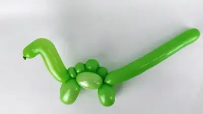 How to Make a Balloon Diplodocus and a Balloon Velociraptor - Mossieur Ballon Balloon Animal Dinosaur, Ballon Dinosaur Diy, Balloon Modelling Step By Step, Balloon Animals Tutorial, Balloon Animal Tutorial, Simple Balloon Animals, How To Make Balloon Animals, Diy Balloon Animals Easy, Balloon Twisting Tutorial