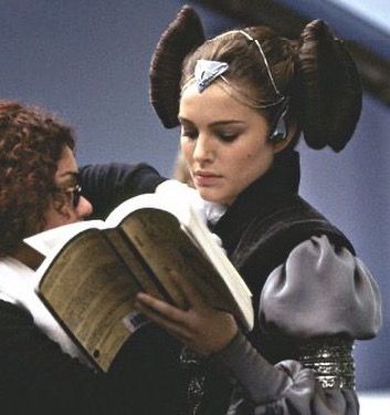 @fauhxxyy on Instagram: “Natalie Portman reading on set of Star Wars” Natalie Portman, Star Wars, Lost, Reading, Books