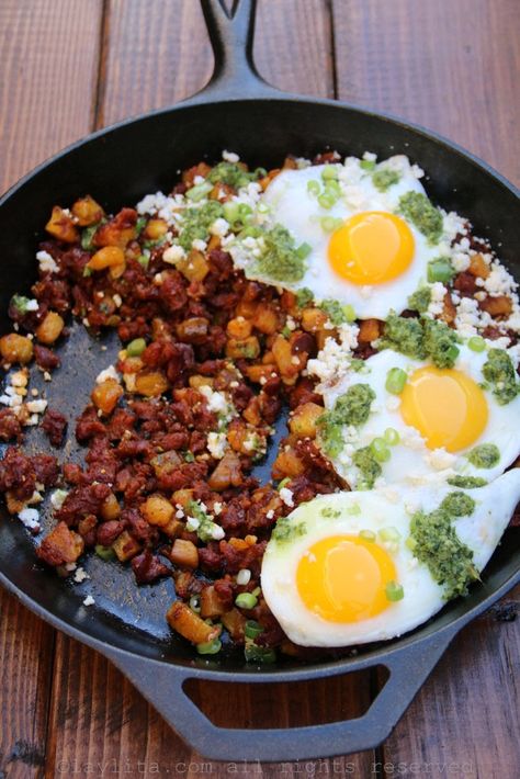 Plantain and chorizo breakfast hash Africa Dishes, Colombian Recipes, Comforting Food, Chorizo Breakfast, Ecuadorian Food, Breakfast Pizza Recipe, Crazy Kitchen, Plantain Recipes, Paleo Dishes