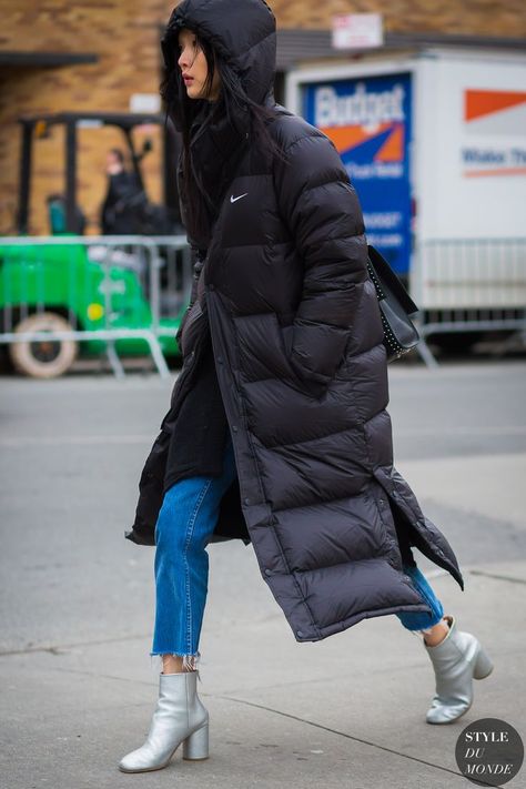 sunghee-kim-by-styledumonde-street-style-fashion-photography Padded Jacket Street Style, Nike Long Parka, Padding Fashion, Nike Winter Jacket, Long Black Puffer Coat, Winter Coat Puffer, Nike Puffer Jacket, Nike Puffer, Nike Coat