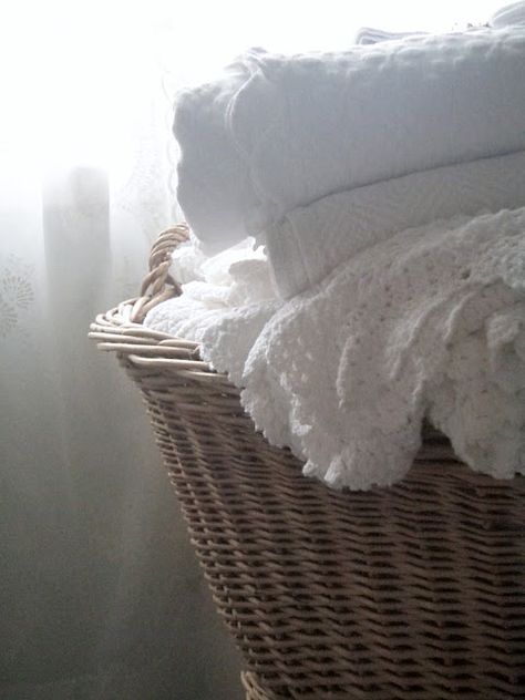 Life and Simple Pleasures. Clean linen and towels. Fresh Linen Aesthetic, Fresh Laundry Aesthetic, Fresh And Clean Aesthetic, Linen Aesthetic, Fresh Aesthetic, Fresh Laundry, Blankets And Pillows, Cabin Cottage, Clean Linen