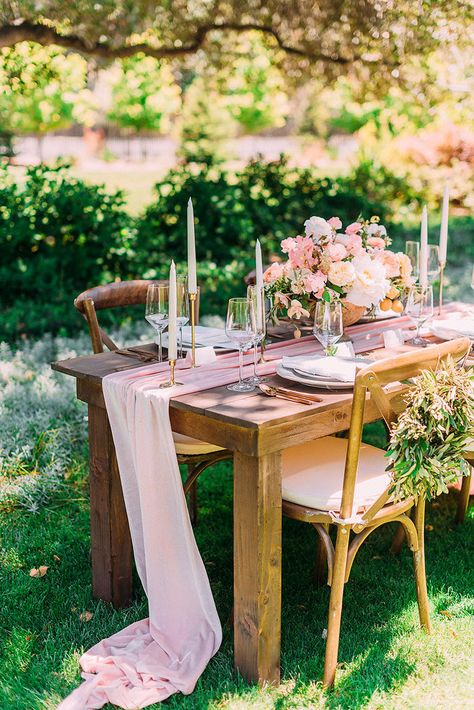 Pink Party Tables, Farm Table Wedding, Wedding Table Pink, Wedding Reception Table Decorations, Reception Table Decorations, Country Garden Weddings, Tafel Decor, Table Runners Wedding, Pink Table