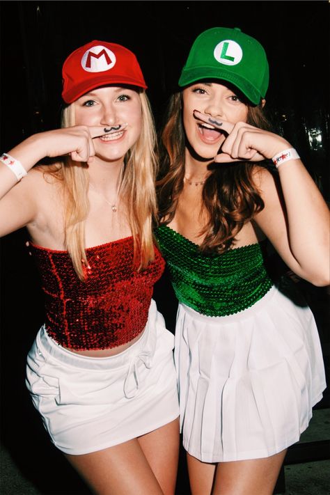 Costume Halloween Duo, Luigi Halloween Costume, Mario Halloween Costumes, Costume Carnaval, Cute Group Halloween Costumes, Halloween Costumes For Teens Girls, Matching Halloween Costumes, Bff Halloween Costumes, Best Friend Halloween Costumes