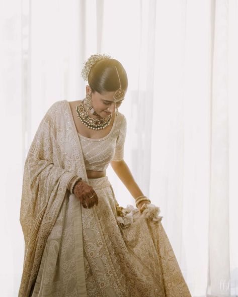 30+ Chikankari Lehengas for Every Wedding Occasion - Pyaari Weddings Chikankari Lehenga Bridal, Sabyasachi Lehenga Bridal, Chikankari Lehenga, Bridal Lengha, Bride And Groom Outfits, Sabyasachi Lehenga, Mehndi Ceremony, South Asian Wedding, Lehenga Designs