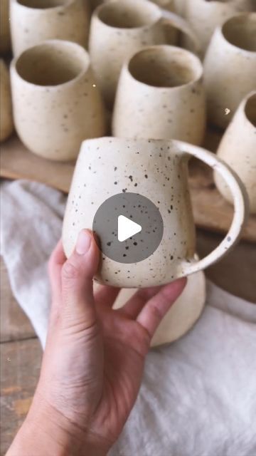 Hand Built Mugs Clay Pottery Ideas, Hand Built Mug, Pottery Throwing Ideas, Pinched Pottery, Pottery Mugs Handmade, Slab Built Pottery, Ceramics Videos, Wheel Throwing, Hand Built Pottery