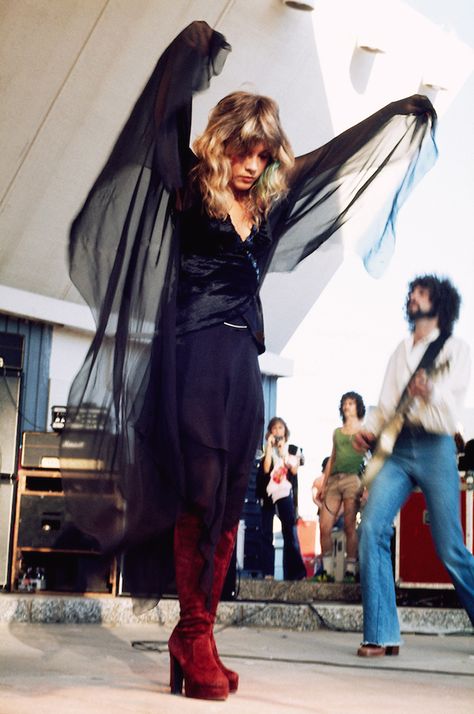 Stevie Nicks and Lindsey Buckingham. 1976. Harry Clarke, Stevie Nicks Style, Nina Hagen, Stevie Nicks Fleetwood Mac, Patti Smith, Debbie Harry, I'm With The Band, Stil Inspiration, Witchy Woman