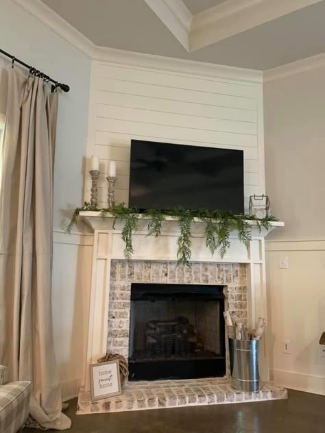 Painting Brick Fireplace Black, Brick Fireplace Black, Brick Wall Fireplace, Black Mantle Fireplace, Painting Brick Fireplace, Black Tile Fireplace, Corner Fireplace Decor, Fireplace Painting, Corner Fireplace Living Room