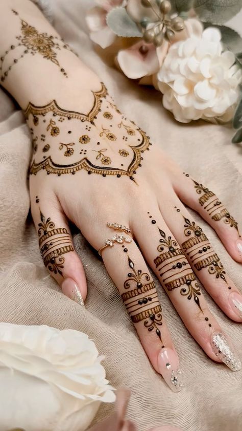 Minimalistic Henna Designs, Minimalistic Mehendi Designs, Minimalist Mehendi Designs, Minimalist Mehndi, Minimalist Mehendi, Nikkah Makeup, Modern Mehndi, Henna Designs Wrist, Henna Inspired Tattoos