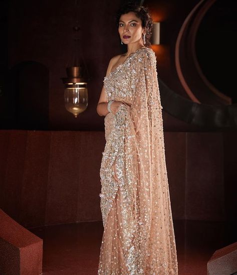 Seema Gujral on Instagram: “‘Reverie’ by Seema Gujral. This stunning saree is adorned with embroidered metallic sequin clusters to create an aura that simply glows.…” Rose Gold Saree, Crystal Saree, Hot Pink Lehenga, Long Sleeve Saree Blouse, Shimmer Saree, Gold Saree, Seema Gujral, Sequin Saree, Wedding Lehenga Designs