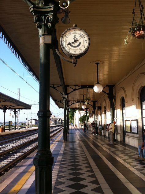 79: 6: 241112: Platform: With a classic touch and a smiling clock. Steam Train Interior, Train Restaurant, London Background, Platforms Aesthetic, Train House, Train Station Clock, Train Aesthetic, Bathroom Wall Colors, Train Model