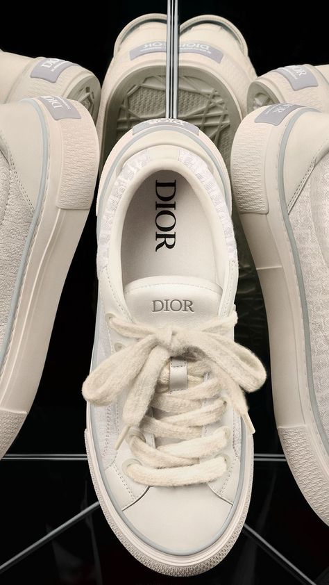 Kitted out with the Dior Oblique Jacquard, the B33 Sneakerby Kim Jones is one of Dior's Autumn-Winter 2023 handsome main characters, so it makes the perfect phone wallpaper. Dior Clothes Casual, Sneaker Wallpaper, Dior Clothes, Dior Wallpaper, Sneakers Wallpaper, Dior Sneakers, Best Casual Outfits, Kim Jones, Dior Oblique