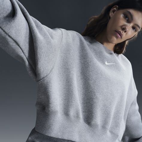 Grounded in style, comfort and versatility, meet our take on luxury loungewear. Our roomiest fit paired with exaggerated details (like the oversized pocket and taller ribbing) ensures this sweatshirt is anything but basic. All that's left to decide is whether to style it with the matching shorts or other pieces from your wardrobe. Nike Sweatshirts Women, Nike Lounge Wear, Cropped Sweatshirt Outfit, Nike Sets, Nike Sportswear Phoenix Fleece, Cute Sweats, Luxury Loungewear, Xmas List, Gym Inspo