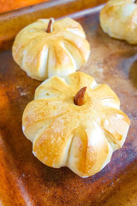 Pumpkin Shaped Rolls, Pumpkin Dinner Rolls Recipe, Shaped Dinner Rolls, Rhodes Rolls Recipes, Rhodes Bread Dough, Rhodes Recipes, Cooked Pumpkin, Rhodes Bread, Rhodes Dinner Rolls