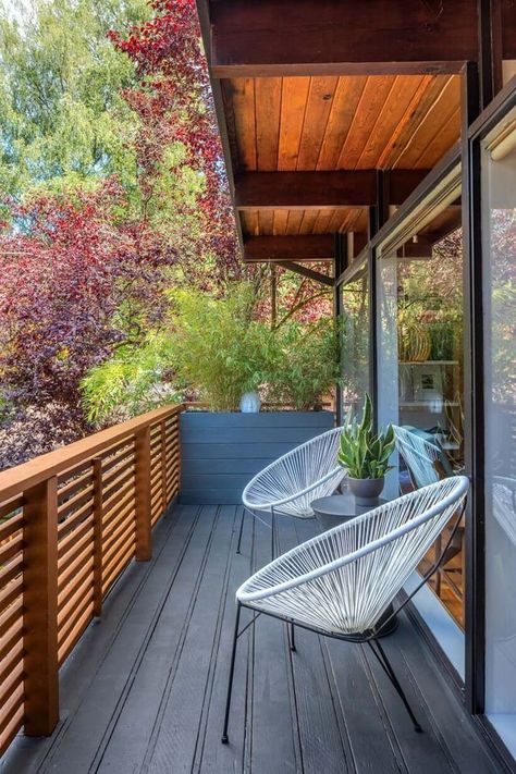 Learn the secrets of styling a midcentury home at Atomic-Ranch.com. - midcentury modern deck patio, outdoor living idea Balcony Mid Century Modern, Front Porch Decor Mid Century Modern, Mcm Deck Ideas, Mid Century Modern Decks, Front Porch Mid Century, Modern Japanese Front Yard, Mid Century Modern Balcony Railing, Deck House Mid Century, Mid Century Modern Deck Ideas