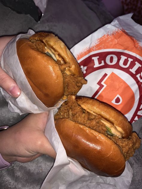 Popeyes Chicken Sandwich, Popeyes Chicken, Food Babe, Delicacy Food, Food Therapy, Yummy Comfort Food, Food Recepie, Food Goals, Unhealthy Food