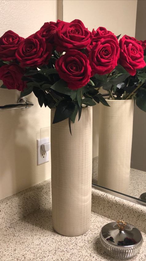 Vase of red roses for bathroom decor. Vase thrifted. Roses Amazon 🌹 Rose Themed Bathroom, Red Rose Decor Bedroom, Red Rose Bedroom Ideas, Fake Roses Decor, Granny Bathroom, Red House Decor, Red Bathroom Aesthetic, Autumn Bathroom Decor, Paris Bathroom Decor