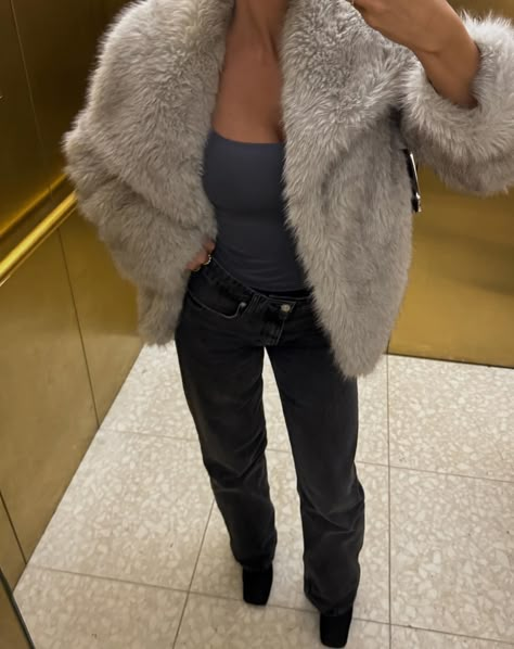 THE winter jacket | Instagram Going Out Outfit Winter, Fur Jacket Outfit, Old Mcdonald, Outfit Night, Collar Coat, Turndown Collar, Fur Jacket, Date Night Outfit, Date Night