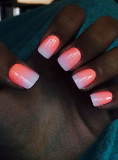 Ombré coral and white nails Coral Nails With White Tips, 2023 Dip Nails, Coral Dip Powder Nails, White And Coral Nails, Hombre Nails Ombre Summer, Coral Ombre Nails Summer, Ombre Powder Nails, Coral And White Nails, Dipped Nails Ideas Powder Ombre