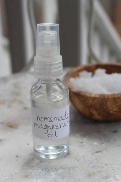 Magnesium Flakes, Magnesium Oil Spray, Herbal Academy, Magnesium Lotion, Magnesium Spray, Magnesium Benefits, Magnesium Oil, Diy Sprays, Diy Body Care