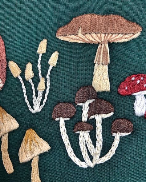 Mushrooms Embroidery, Embroidered Mushrooms, Mushroom Patterns, Learn To Embroider, Mushroom Designs, Embroidery Workshop, Learning To Embroider, Wooden Embroidery Hoops, Hand Embroidery Art