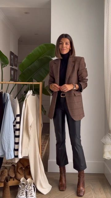 Streetstyle Daily on Instagram: "Blazer looks 🤎👌🏻 1-6? @elena_lbenito" Brown Blazer Winter Outfit, How To Style A Brown Blazer, Blazer Marrone Outfit, Dark Brown Blazer Outfits For Women, Blazer Marron Outfit, Chocolate Brown Blazer Outfit, Blazer Brown Outfit, Dark Brown Blazer Outfit, London Autumn Outfit