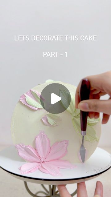 Pallet Cake Decorating, Painted Flower Cakes, Cake Decorating With Whipped Cream, Cake With Flowers On Side, Pallet Knife Flowers Cake, Flower Petal Cake, Whip Cream Cake Design, Pallete Knife Cakes, Whipped Cream Flowers