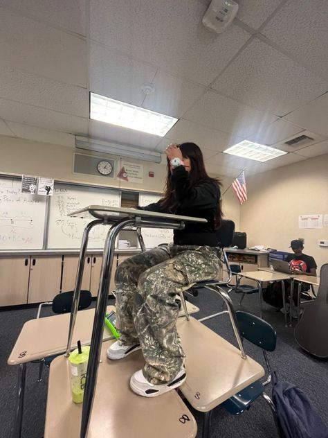 Camo cargo pants School 0.5 Pics, 0 5x Pictures, Army Pants Outfit, Camo Cargo Pants Outfit, Camo Pants Outfit, Cargo Pants Baggy, Pants Outfit Ideas, Cargo Outfit, Army Fatigue