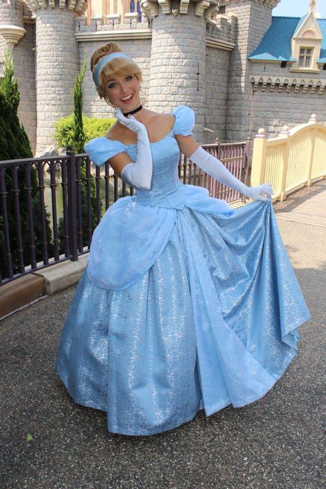 Charming Cinderella Cinderella Disney Outfit, Cinderella Costume Kids, Cinderella Outfit, Dunia Disney, Princess Life, Cinderella Cosplay, Disneyland Princess, Disney Princess Cosplay, Disney Princess Costumes