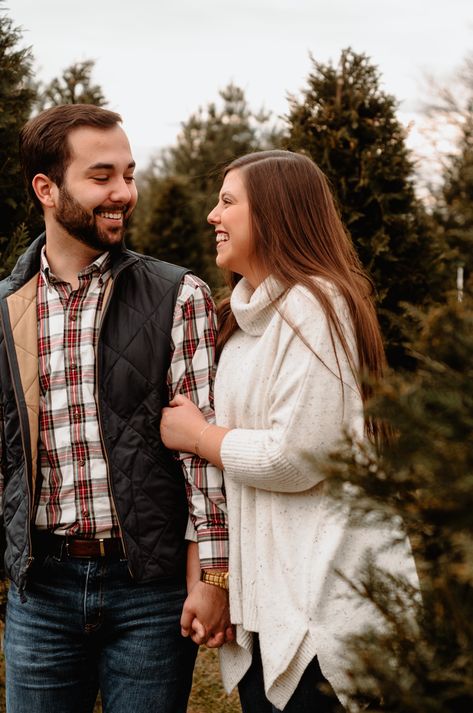 Couple Christmas Pictures Plus Size, Christmas Picture Outfits For Couples, Christmas Card Outfits Couple, Christmas Tree Farm Photo Shoot Couple, Christmas Photo Outfits Couples, Christmas Card Photo Ideas For Couples, Photoshoot Couples Outfits, Christmas Couple Outfits, Christmas Photoshoot Couples