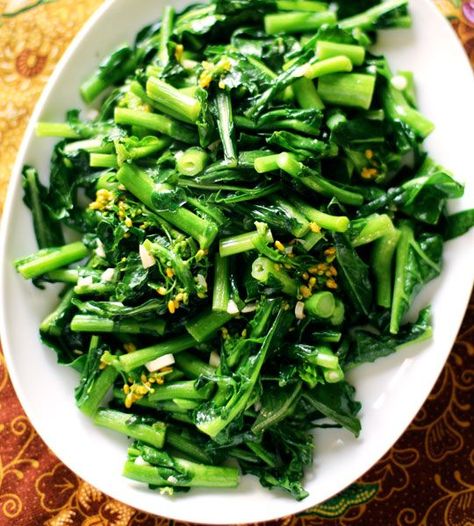 Thai Stir-Fried Greens with Oyster Sauce Fried Greens Recipe, Stir Fry Greens, Thai Stir Fry, Green Vegetables, Stir Fry Recipes, Vegetable Side, Oyster Sauce, Greens Recipe, Edamame