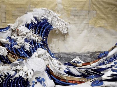 Hokusai’s “The Great Wave.” recreated in trash by artist Bernard Pras. Illusion Kunst, Istoria Artei, Trash Art, Found Object Art, Art Parody, Plastic Art, Hur Man Målar, Painting Media, Art Japonais