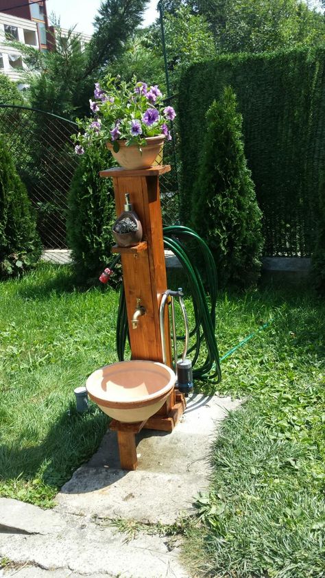 Pallet style garden fountain with pot basin and hose holder. Own project. Water Hose Holder, Garden Hose Storage, Garden Hose Holder, Air Mancur, Hose Holder, Tub Tile, Garden Hoses, Aesthetic Garden, Diy Outdoor Decor