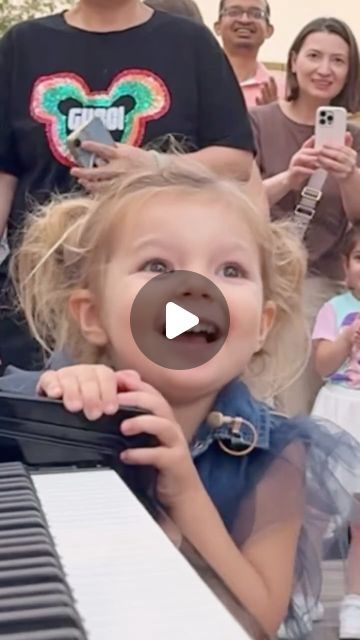 Funny Little Kid Videos, Girl Singing, Baby Singing, Got Talent Videos, Cute Music, Baby Barbie, Kids Singing, Funny Baby Memes, Baby Grand Pianos