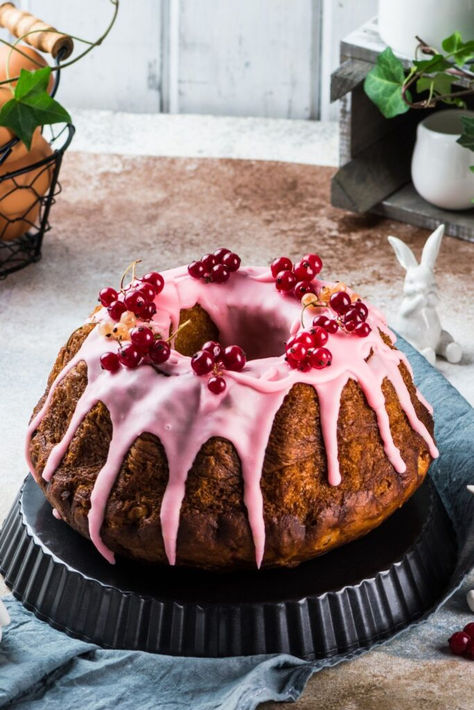 Jamie Oliver Cake With Pomegranate Drizzle Pomegranate Cake, Pomegranate Dessert, Lemon Bundt Cake Recipe, Veggie Fritters, Rustic Dessert, Different Types Of Cakes, Sour Cream Pound Cake, Pumpkin Cake Recipes, Lemon Bundt Cake