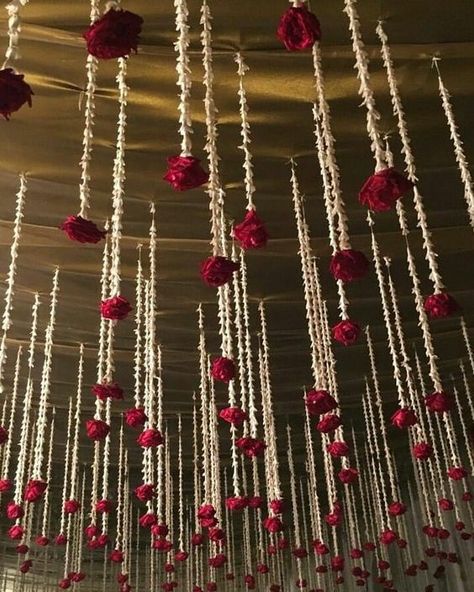 10 Post Lockdown Intimate Wedding Decor Ideas to bookmark Home Mandap Decoration, Home Decor For Marriage, Indian Wedding Ceiling Decor, At Home Dholki Decor, Shadi Decoration At Home, Flower Hanging From Ceiling, Hall Decoration Ideas Party, Wedding Decorations Indian Home, Indian Home Wedding