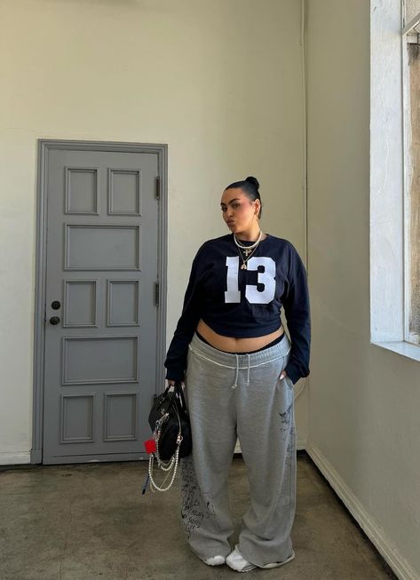 Plus Y2k Outfits, Midsize Sweatpants Outfit, Low Rise Sweatpants Outfit, Plus Size Concert Outfit, Hot Mom Outfits, Outfit Midsize, Baggy Outfit Ideas, Plus Size Baddie, Plus Size Streetwear