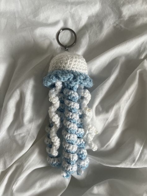 - crochet jellyfish keyring - perfect as a gift or for yourself as a decoration for your favourite bags! - handmade Small Wearable Crochet Projects, Jelly Fish Crochet Keychain, Crochet Room Accessories, Cute Crochet Accessories, Blue Crochet Ideas, Craft Aesthetic, Crochet Keyring, Crafts Aesthetic, Crochet Decorations