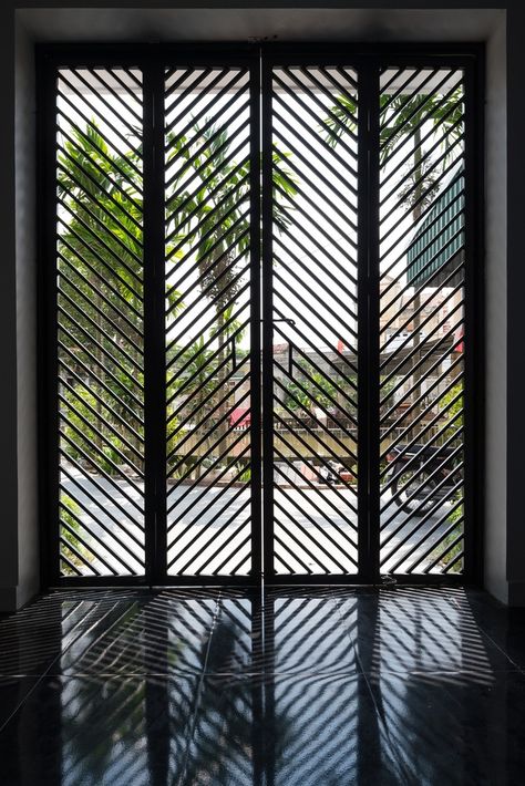 Ruang Tamu Outdoor, Tor Design, Window Grill Design Modern, Door Grill, Metal Doors Design, Steel Door Design, Iron Door Design, Balcony Grill, Grill Door Design