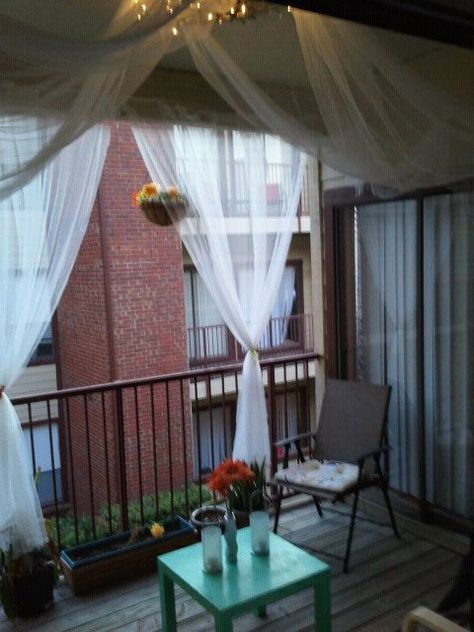 luv luv luv this porch idea - especially for cold-feeling apartment porches! Condo Patio, Apartment Porch, Kitchen Apartment, Trendy Apartment, Patio Inspiration, Apartment Patio Decor, Apartment Patio, Apartment Balcony, Apartment Life